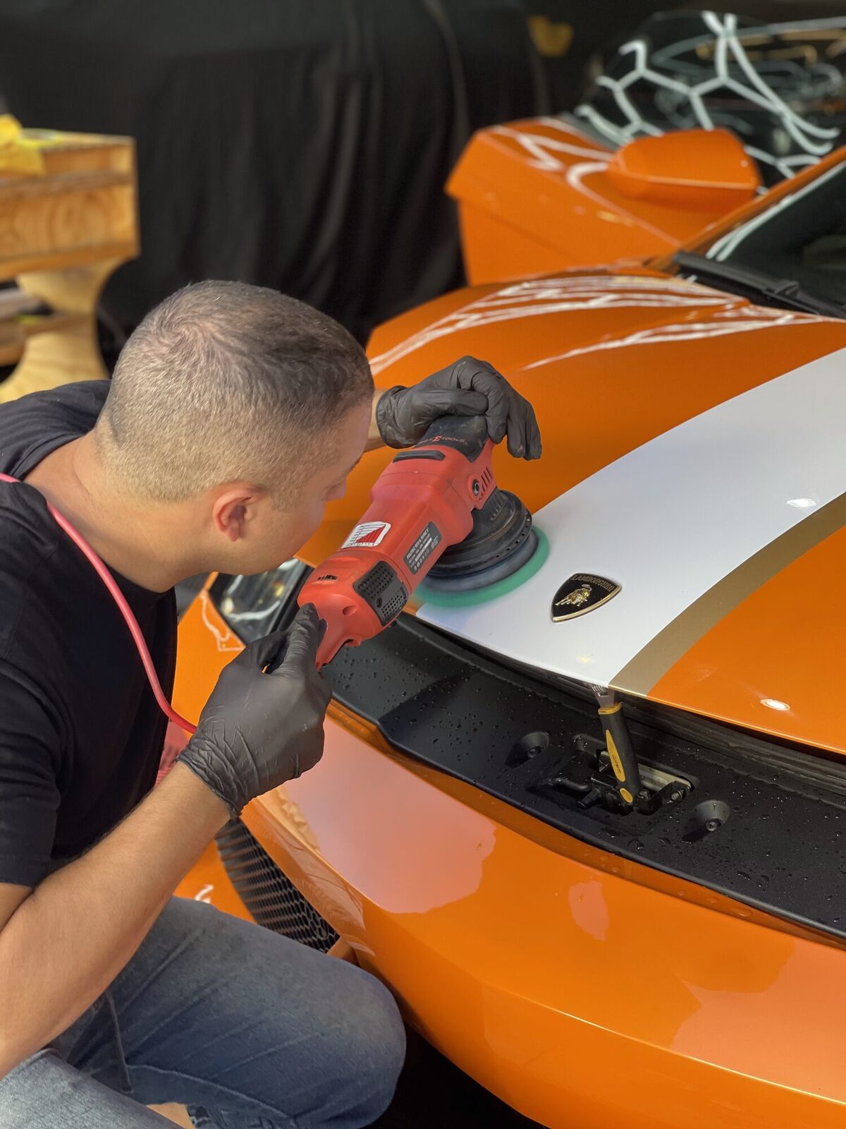 Raoni Ponce aplicando polimento técnico em uma Lamborghini Gallardo na Victory Detail