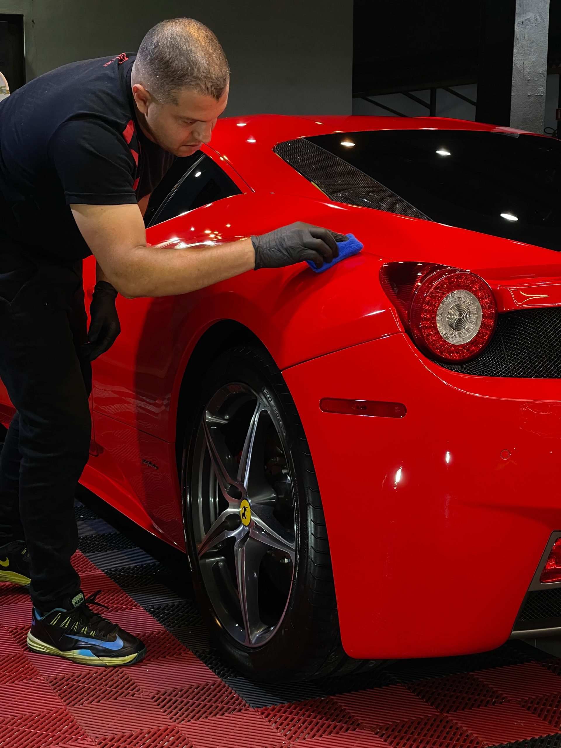 Aplicação de vitrificação nanocerâmica em Ferrari 458